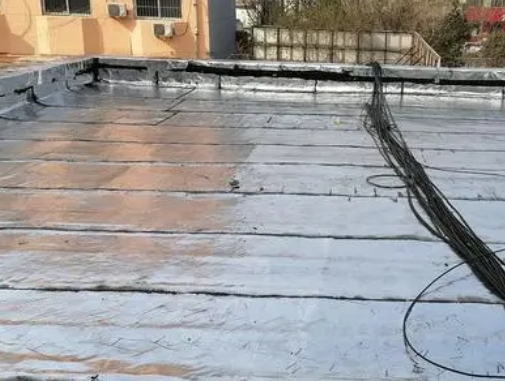 张掖市卫生间漏水维修公司分享下张掖市屋面楼顶防水刚性防水层施工要点。